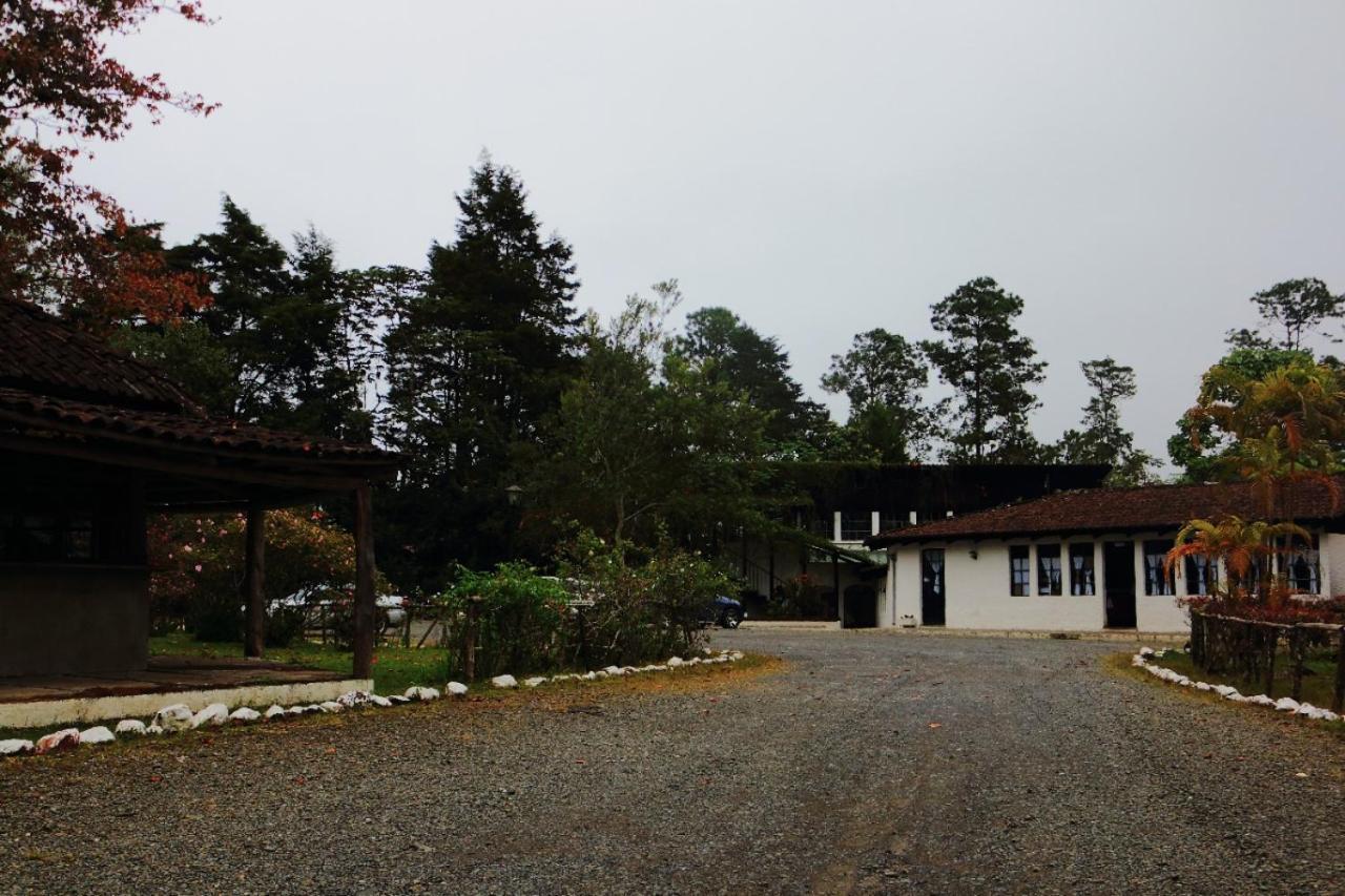 Posada Montana Del Quetzal Hotel Coban Exterior photo